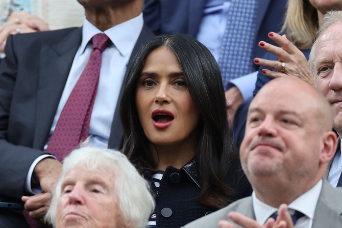 Salma Hajek na Vimbldonu ponosno pokazala sede vlasi