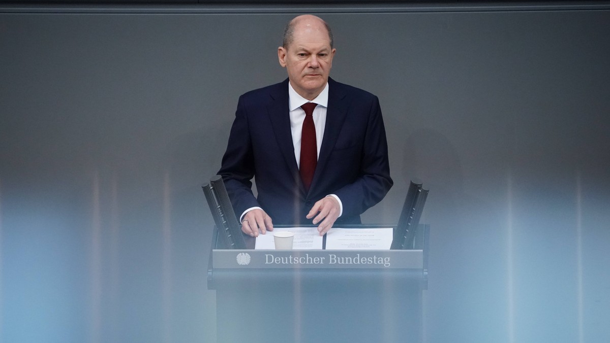 Kanclerz Niemiec Olaf Scholz przemawia w Bundestagu