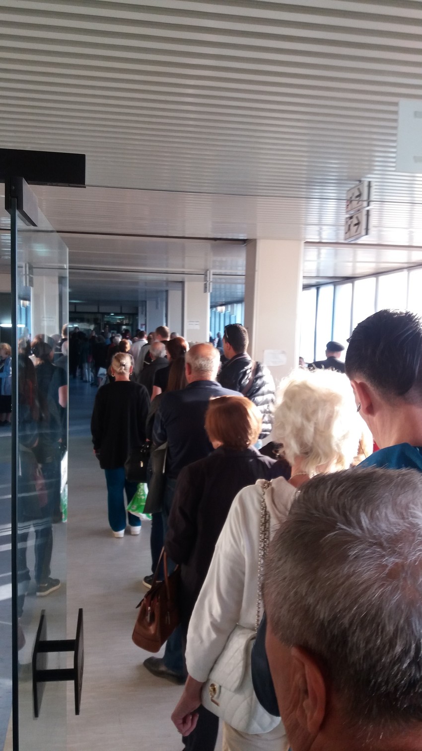 Stotinu ljudi u redu čeka da preda knjižicu na šalteru