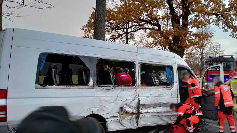 Autobus rejsowy na trasie Orneta-Lidzbark Warmiński uderzył w drzewa, fot. KWP Olsztyn