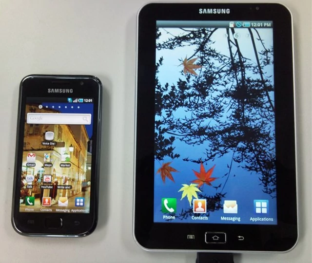 Warto zwrócić uwagę na podobieństwo tabletu do telefonu Samsung Galaxy S (po lewej)