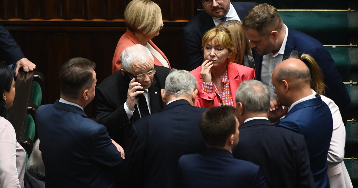 Kaczyński bał się, że kandydat koalicji rządowej przegra. „Zrobiliśmy psikusa Platformie” [KULISY]