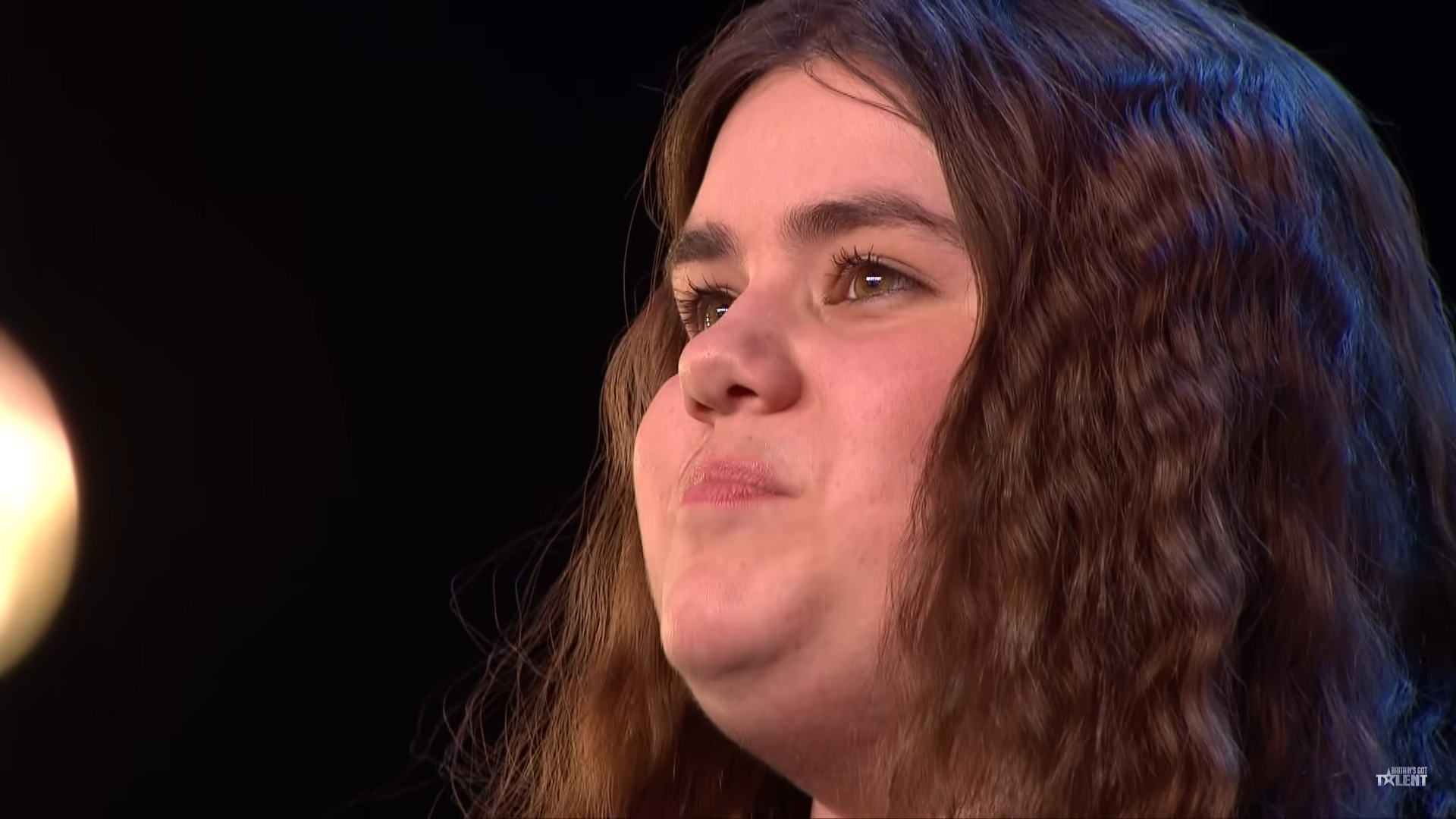 Zomrela operná speváčka a semifinalistka talentovej šou Británia má talent, Emma Jonesová.