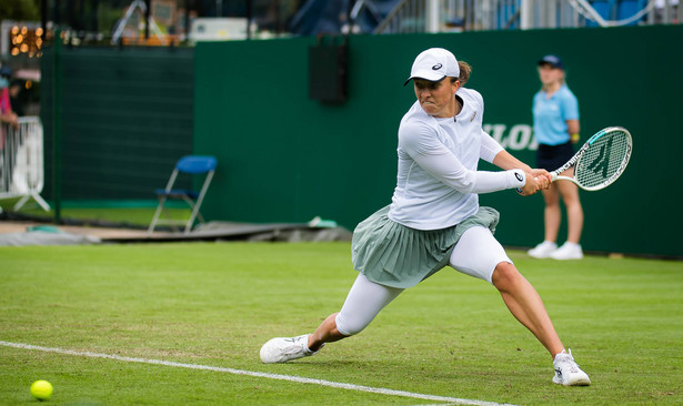 Iga Świątek podczas meczu z Heather Watson w Eastbourne