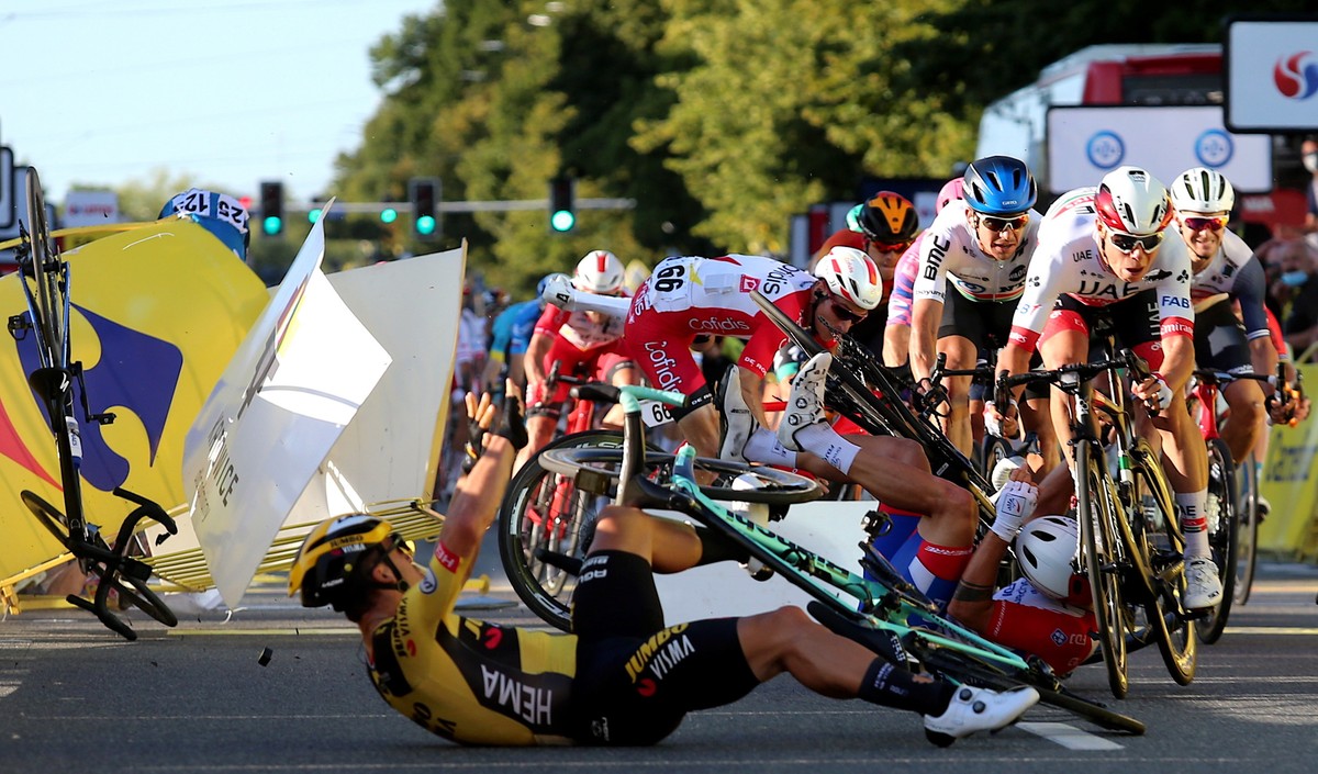 Kraksa na mecie 1. etapu wyścigu kolarskiego 77. Tour de Pologne z Chorzowa do Katowic