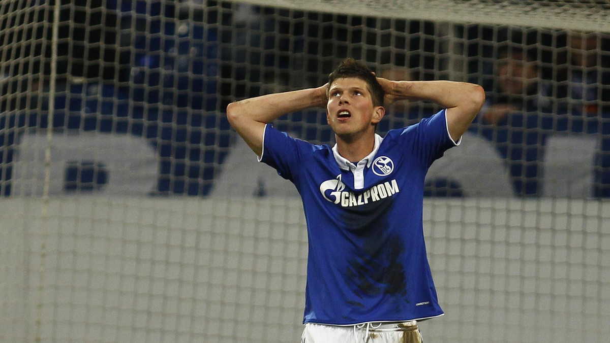 Holenderski piłkarz Schalke 04 Gelsenkirchen Klaas Jan-Huntelaar doznał złamania nosa w czwartkowym meczu Ligi Europejskiej z AEK Larnaka (0:0). Prawdopodobnie nie zagra w najbliższym spotkaniu Bundesligi z Hannoverem 96.