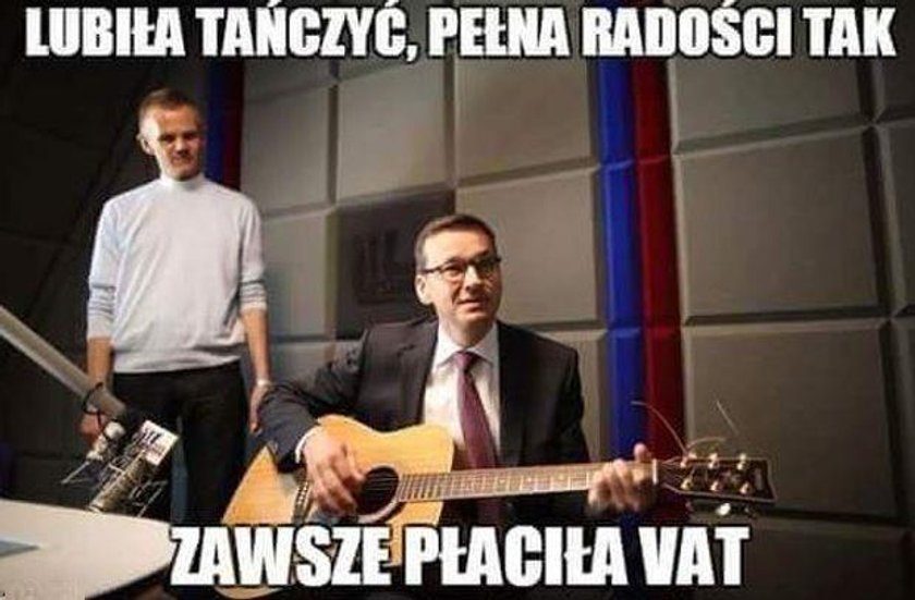 Pokazali Morawieckiego z gitarą. I zaczęło się, internet oszalał