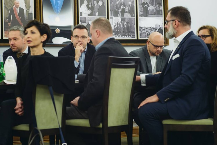 Dziennikarze na spotkaniu z marszałkiem Senatu Stanisławem Karczewskim. Na zdjęciu: Michał Szułdrzyński (Rzeczpospolita), Renata Kim (Newsweek), Krzysztof Jedlak (DGP), Sławomir Jastrzębowski (Super Express), Jarosław Włodarczyk (Press Club Polska)