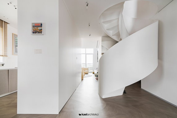 Dwupoziomowy apartament na Żoliborzu Artystycznym zaprojektowali architekci z pracowni KAEL Architekci.