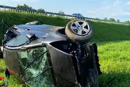 Wypadek na autostradzie A1. Dachował i wypadł z drogi