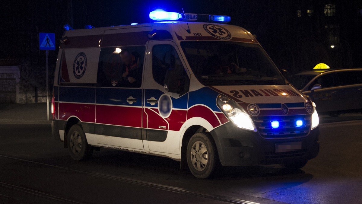 Dziś po południu na ulicy Bukowskiej w Poznaniu doszło do zderzenia betoniarki z jadącą na sygnale karetką pogotowia. W wypadku lekko rannych zostało dwóch ratowników.