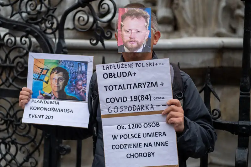 Uczestnik antycovidowego protestu w Gdańsku