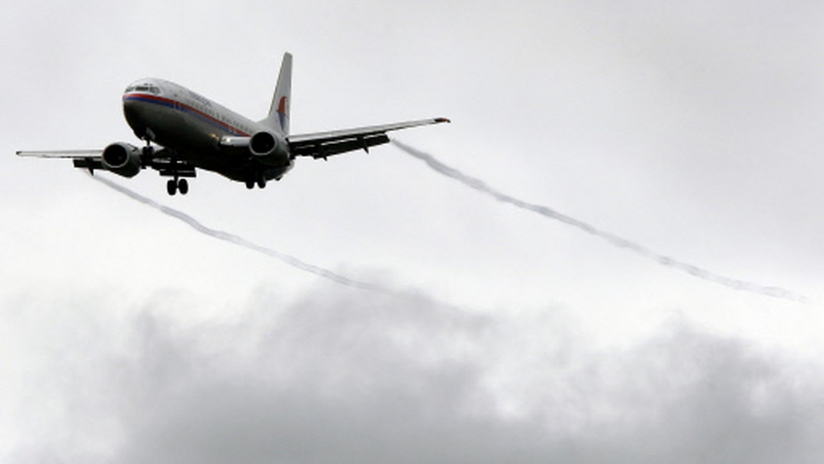 Samoloty z eskadry lotniczej Red Arrows (Czerwone Strzały) minęły się w odległości zaledwie 270 metrów z Boeingiem 737, na którego pokładzie byli turyści - pisze "Daily Mail". 158 pasażerów i piloci cudem uniknęli śmierci.