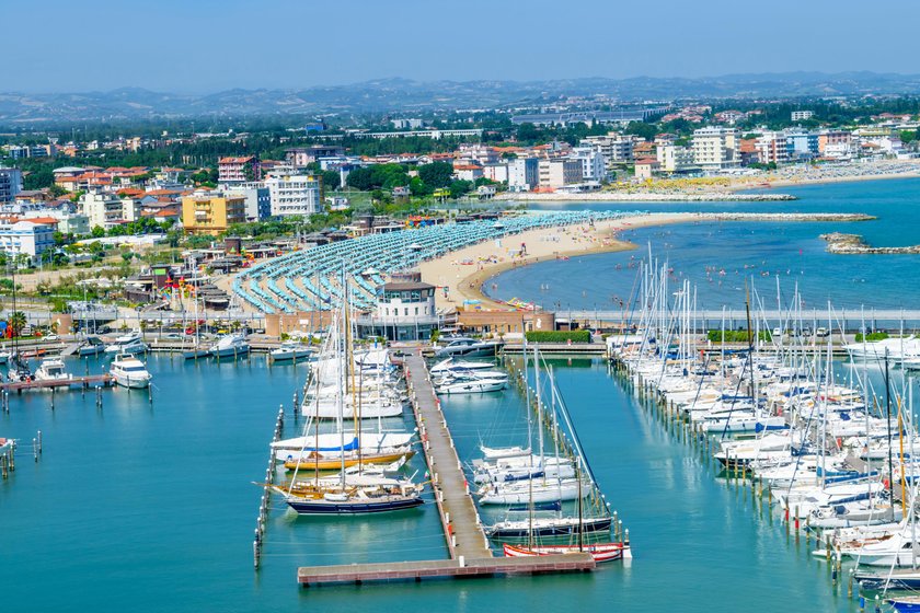 Kurort w Rimini ma szerokie piaszczyste plaże. Czy nasi siatkarze znajdą czas, by na nich poleżeć?