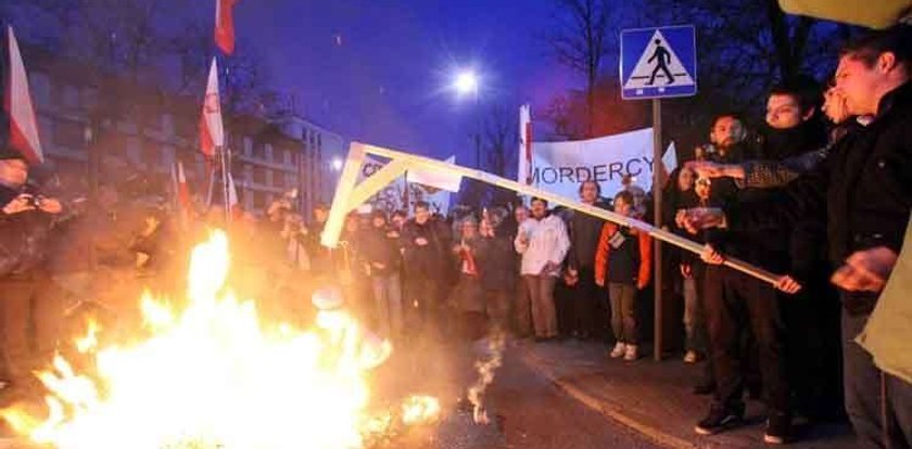 Zdrada, zbrodnia, zabójcy! Ogień przed ambasadą Rosji w Warszawie FOTO