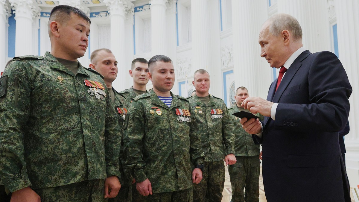 Ruski predsednik Vladimir Putin razgovara sa vojnicima u Senatskoj palati Kremlja u Moskvi, 12. juna 2026.