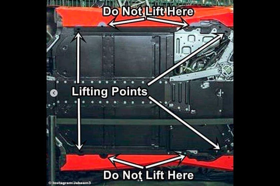Na zdjęciu dołączonym przez właściciela widać wyraźnie punkty mocowania podnośnika oraz miejsca, w których nie można go instalować.