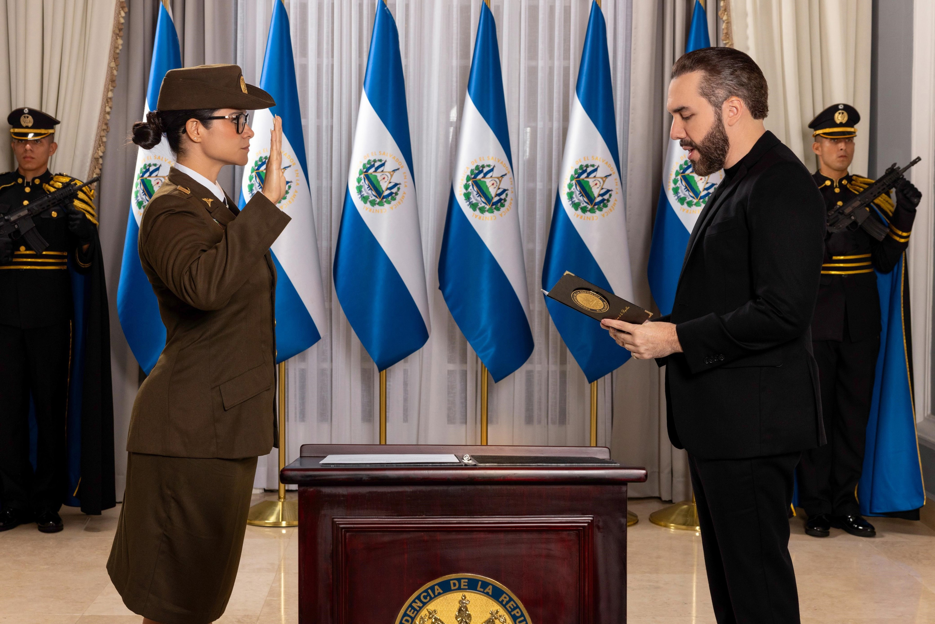 El Salvador prohíbe lenguaje inclusivo en escuelas públicas