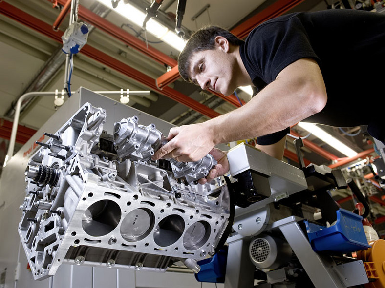 Magna budzie produkować aluminiowe karoserie dla Mercedesa-Benz SLS AMG