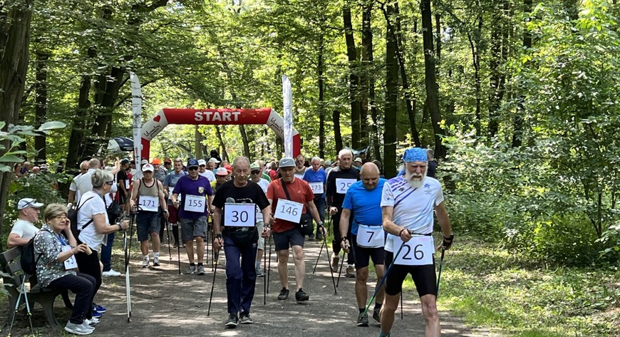 Nordic walking to forma ruchu dostępna dla szerokiego grona uczestników, sprzyjająca poprawie kondycji i wspólnemu spędzaniu czasu. 
