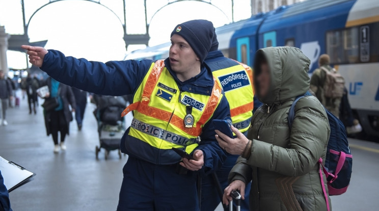 A Keleti és a Nyugati pályaudvaron a budapesti rendőrök mellett látnak el szolgálatot a Nemzeti Közszolgálati Egyetem Rendészettudományi Karának hallgatói is/ Fotó: Police.hu