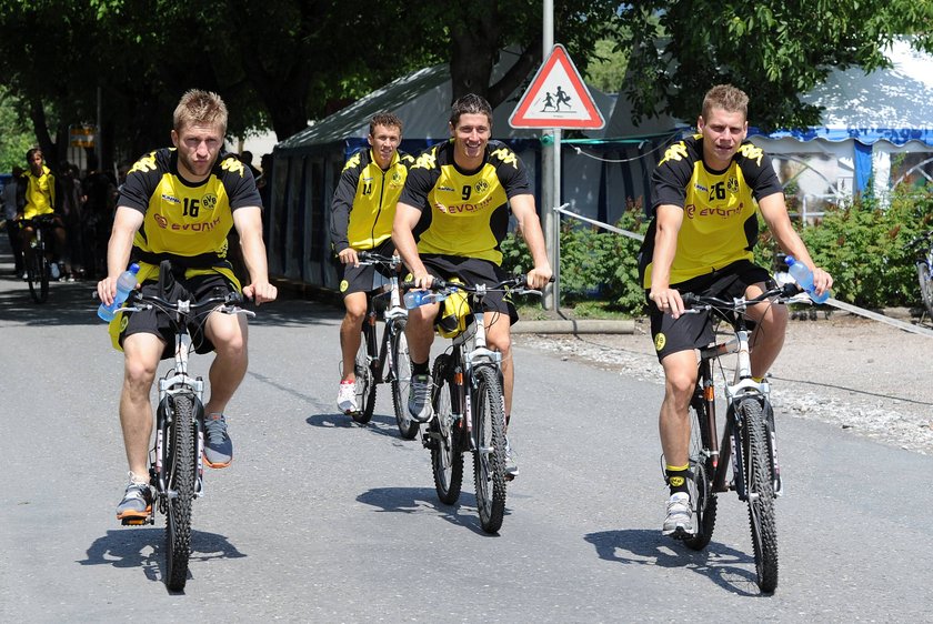 Polscy piłkarze Borussii Jakub Błaszczykowski, Robert Lewandowski i Łukasz Piszczek jadą na trening