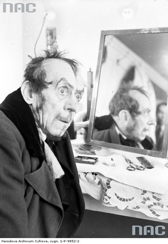 Ludwik Solski w garderobie Teatru im. Juliusza Słowackiego w Krakowie, przed spektaklem (1936 r.)