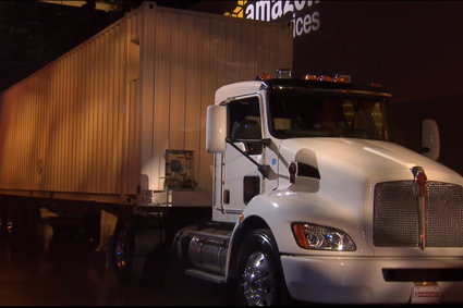 Największy pendrive na świecie. Amazon pokazał ciężarówkę do transportu danych