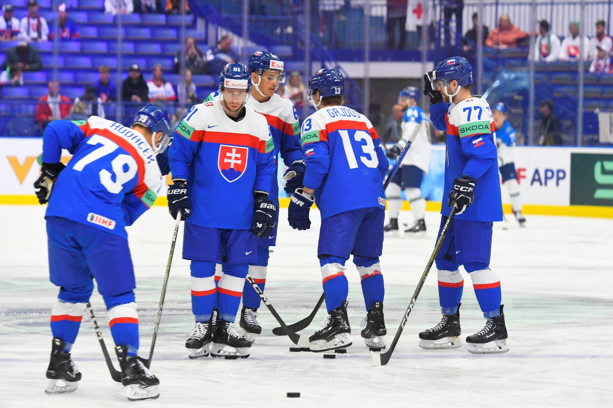 Slovenskí hokejisti Libor Hudáček, Jakub Sukeľ, Patrik Koch, Frantiček Gajdoš a  Martin Faško-Rudár.