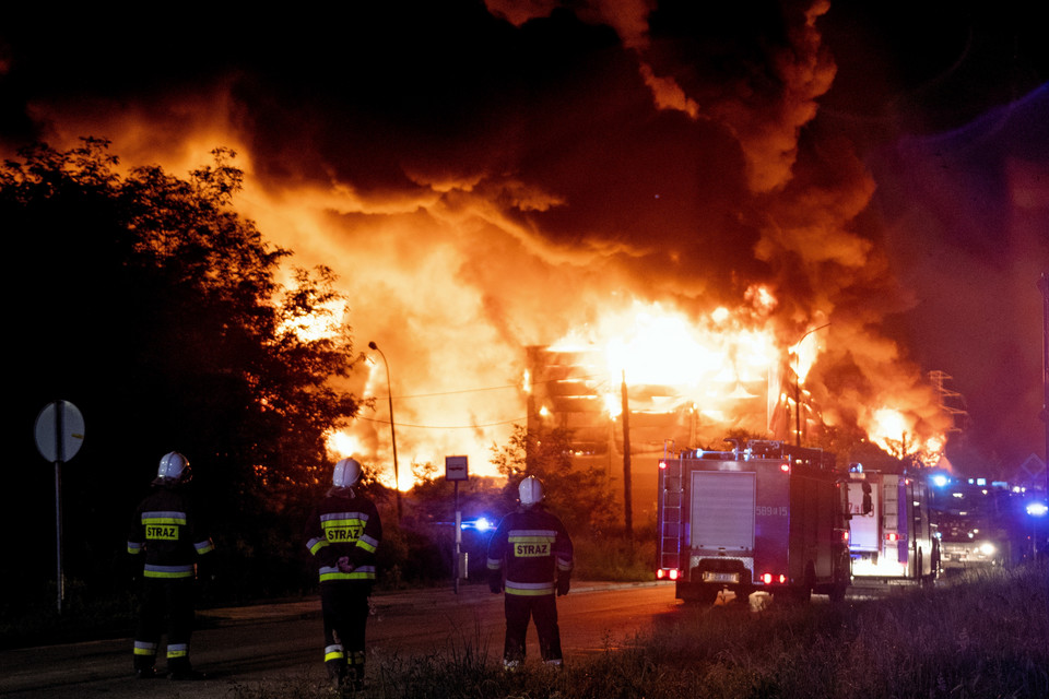 Pożar wysypiska śmieci - z ogniem wciąż walczy 250 strażaków