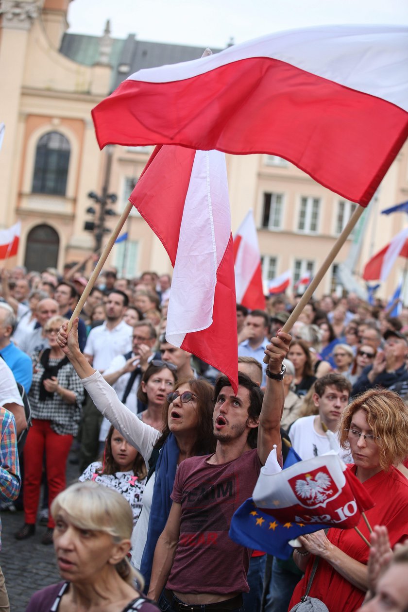 Wrogowie zmian w sądownictwie wciąż walczą. Kolejny dzień protestów