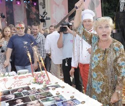 Horror! Babcia Mostowiakowa z nożem!