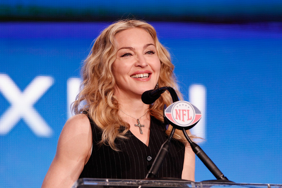 Bardzo umięśniona Madonna na konferencji Super Bowl!