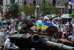 Ukraińcy oglądają zniszczony sprzęt armii rosyjskiej w Kijowie