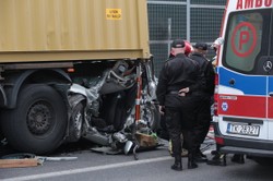 Drastyczny wypadek w Kielcach. Toyota zmiażdżona przez TIR-y, jej kierowca przeżył
