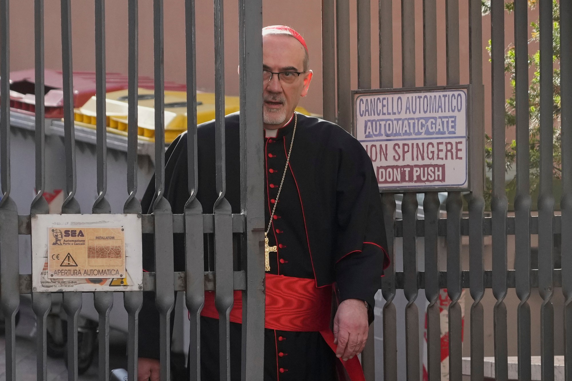 Kardinál Pierbattista Pizzaballa prichádza do Vatikánu na generálnu kongregáciu kardinálov v Novej synodálnej sále, kde sa pripravovali na konkláve.