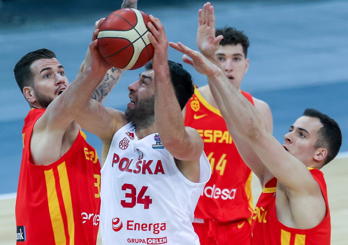 Polak Adam Hrycaniuk (C) oraz Hiszpanie Fran Guerra (L) i Miguel Salvo (P) podczas meczu eliminacyjnego do koszykarskich mistrzostw Europy mężczyzn 2022