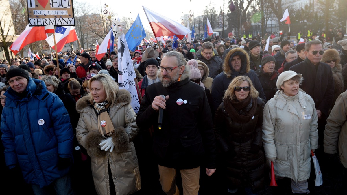 W wielu polskich miastach, m.in. w Gdańsku, Wrocławiu, Opolu, Krakowie, Kielcach, Poznaniu i Warszawie odbyły się dzisiaj manifestacje Komitetu Obrony Demokracji. Protesty związane były z wprowadzonymi ostatnio przez rząd zmianami dotyczącymi m.in. Trybunału Konstytucyjnego i mediów publicznych. W Olsztynie demonstracja zgromadziła ok. 500 zwolenników KOD oraz 50 kontrdemonstrantów.