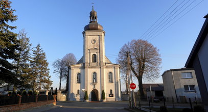 Ks. Wiesław słał do mężatki sprośne SMS-y. Pisał o lizaniu, wyciekły nagie zdjęcia. Teraz duchowny zniknął