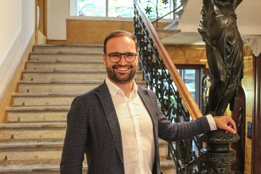 Raphael Herzog est l’hôte du Vitznauerhof. Il n’a encore jamais passé de nuit dans les tentes, admet-il en souriant. «Mais je compte bien y remédier cet été.»