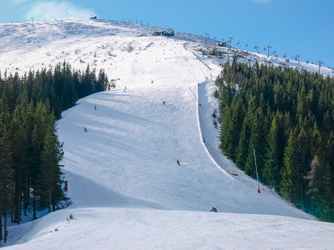 <strong>Chopok</strong>
<br></br>
U podnóży Chopoka znajduje się duży ośrodek narciarski Jasná podzielony na 2 części: Jasná – Chopok północ (Chopok sever) z terenami: Otupné (1142 m), Záhradky (1025 m), i Luková (1670 m) oraz ośrodek Chopok południe (Chopok juh) z terenami: Kosodrevina (1489 m) i Srdiečko (1216 m). Jest to największy ośrodek narciarski na Słowacji. Trasy narciarskie, o łącznej długości 45 km, obsługiwane są przez 3 koleje gondolowe, 1 kolej naziemną, 9 kolei krzesełkowych i 16 wyciągów narciarskich o łącznej przepustowości 32000 osób na godzinę.
<br></br>