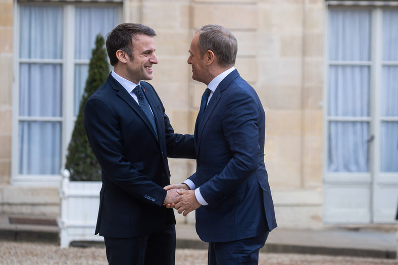 Prezydent Francji Emmanuel Macron i premier Polski Donald Tusk przed spotkaniem w Pałacu Elizejskim w Paryżu, Francja, 12 lutego 2024 r.