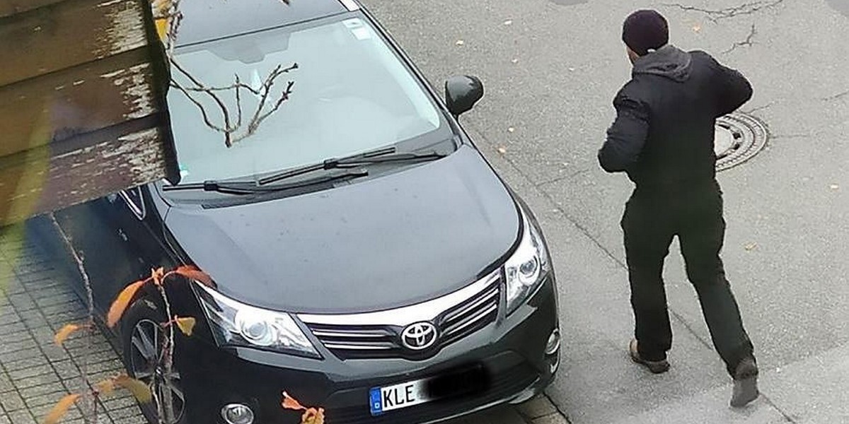 Jeden z mieszkańców Emmerich am Rhein zrobił zdjęcie osobie, kręcącej się pod budynkiem urzędu celnego, bo wydała mu się podejrzana. 