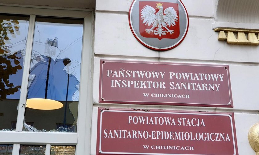 Pracownicy sanepidu w Chojnicach się boją. Najpierw dostawali pogróżki, a teraz to!