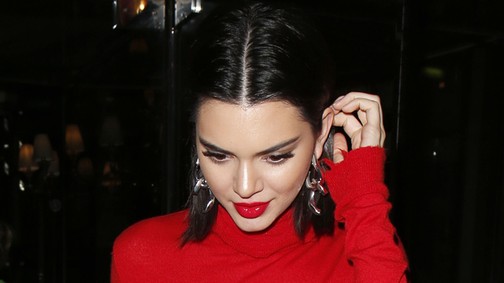 Kendall Jenner melltartó nélkül, soha véget nem érő csizmában flangált Párizsban