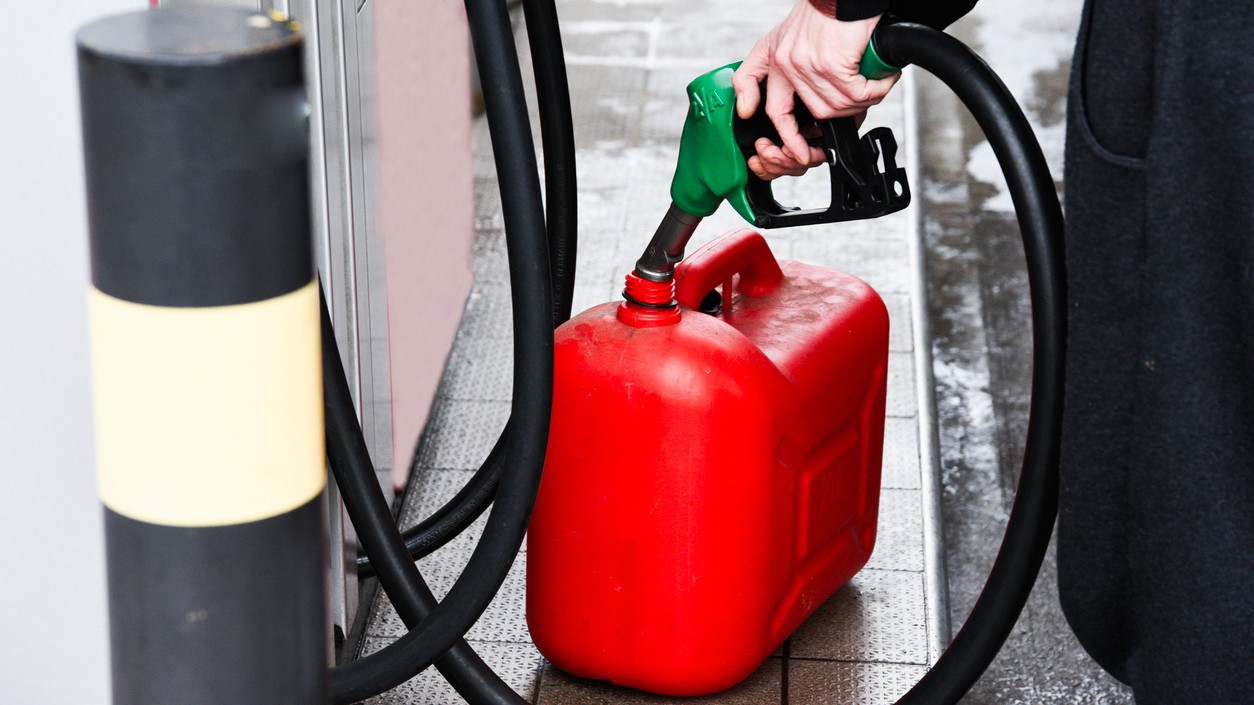 Vodiči na Slovensku v roku 2026 čoraz častejšie plnia prenosné kanistre v obave z rastúcich cien pohonných hmôt. Odborníci varujú pred rizikami spojenými s neodbornou prepravou horľavín v autách. 