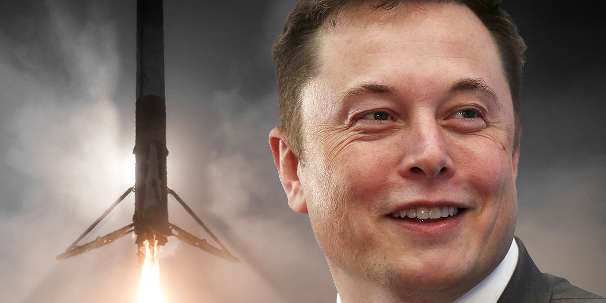 Elon Musk i jedna z rakiet Falcon 9