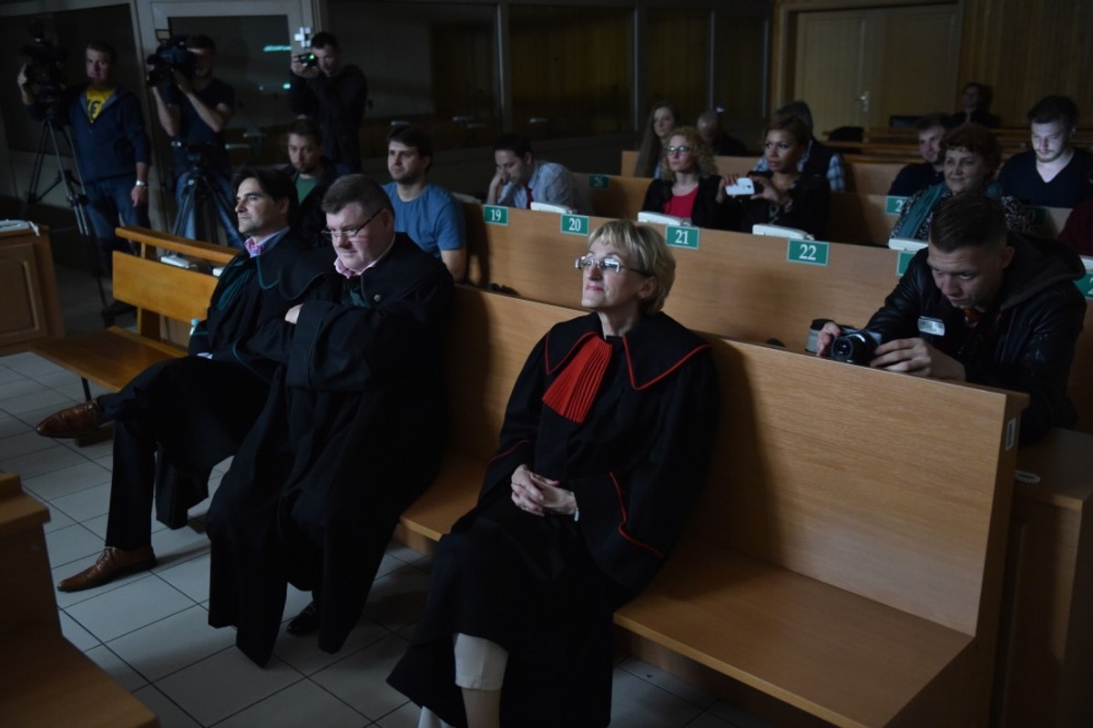 Pełnomocnicy Romana Polańskiego mec. Jerzy Stachowicz (L) i mec. Jan Olszewski (C) oraz prokurator Danuta Bieniarz (P) podczas projekcji filmu dokumentalnego o Romanie Polańskim na kolejnym posiedzeniu w sprawie wniosku o ekstradycję reżysera Romana Polańskiego do USA, w Sądzie Okręgowym w Krakowie