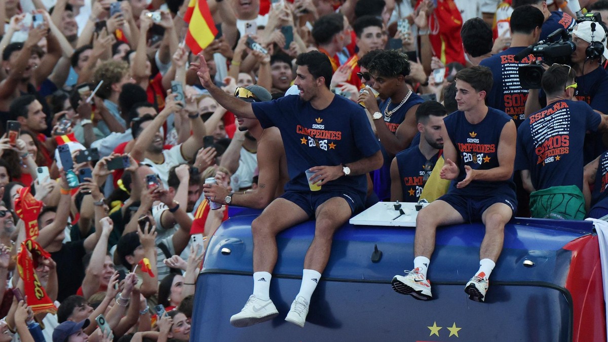 Rodri, kapiten Španije i Pedri sede na krovu autobusa u Madridu | Foto: Reuters