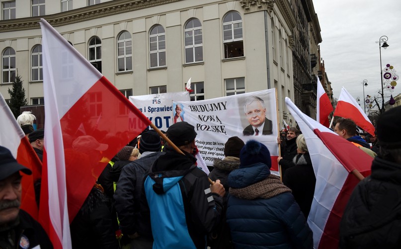 Uczestnicy 'Marszu w Obronie Demokracji i Wolności Mediów', współorganizowanego przez PiS